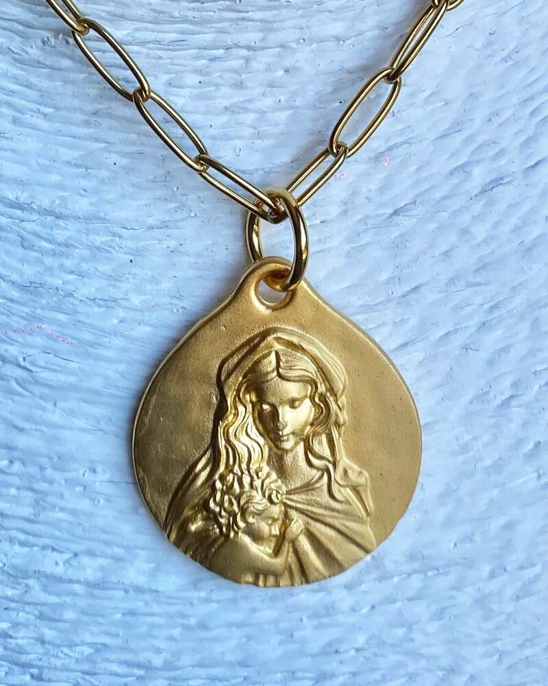 medalla virgen de la alegria dorada con cadena