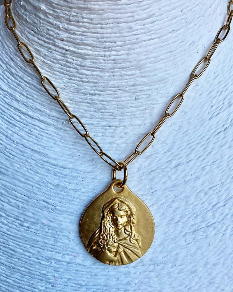 medalla virgen de la alegria dorada con cadena